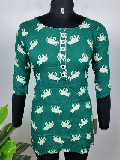 ELEPHANT PRINT GREEN SHORT TOP